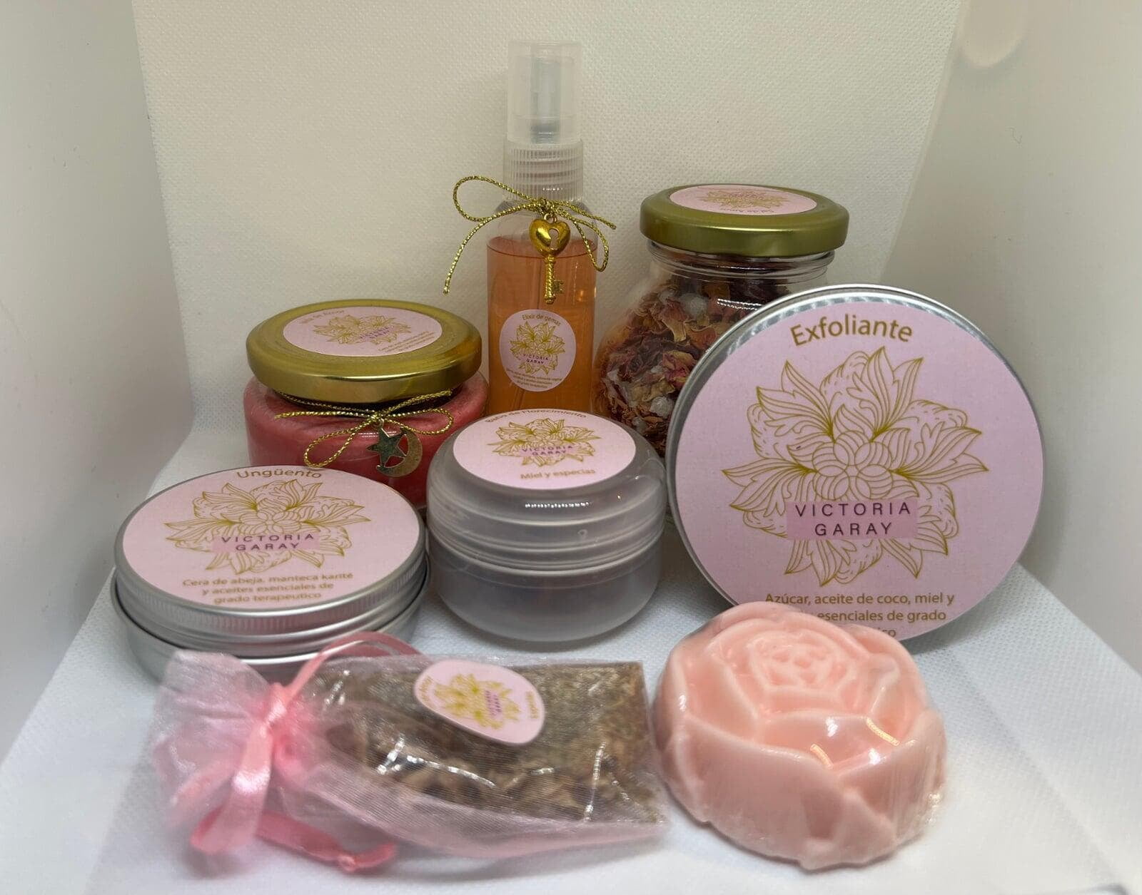 Beneficios del kit:  ✔️ Fomenta el amor hacia ti misma, aumentando tu confianza y autoestima. ✔️ Limpia y revitaliza tu energía con productos diseñados para descargar emociones negativas. ✔️ Potencia tu conexión con lo divino y atrae amor en todas sus formas. ✔️ Crea un espacio de autocuidado con rituales personalizados. ✔️ Elaborado con ingredientes naturales y energéticamente activados.  ¿Qué incluye el kit?    1 frasco de Sal de Amor (200 grs): Para limpiar y purificar tu energía mientras te conectas con la vibración del amor. 1 Ungüento (50 grs): Diseñado para nutrir tu piel y potenciar la sensación de autocuidado.   1 Elixir de gemas (60 ml): Perfecto para equilibrar tu energía emocional.   1 Jabón de descarga (60 grs): Ideal para liberar cargas energéticas negativas.    1 Vela de Amor (100 grs): Para iluminar tus rituales de amor propio.   1 Té de Amor: Una infusión deliciosa y energética que nutre desde el interior.   1 Baño de florecimiento: Para activar la energía positiva y atraer buenas vibras.   1 Exfoliante (90 grs): Renueva tu piel mientras revitalizas tu energía.    Instructivo de uso: Aprende cómo aprovechar cada producto para tus rituales de amor propio.    Valor del kit completo: $1000.00