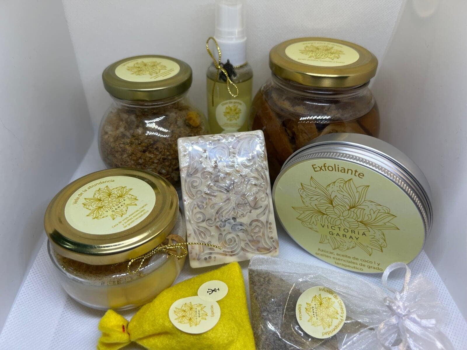 ¿ Qué contiene el kit?   Sal Amarilla (200 grs): Limpia bloqueos energéticos y abre caminos para la abundancia.   Vinagre de Dinero (300 ml): Purifica y atrae la energía del dinero.   Elixir de Gemas (60 ml): Potencia tu vibración hacia la prosperidad.   Jabón de Abundancia (80 grs): Crea una rutina diaria para atraer riqueza.    Vela de la Abundancia (100 grs): Activa intenciones con su luz poderosa.   Saquito Mágico: Una herramienta secreta para mantener el dinero fluyendo. ✨ Exfoliante Energético (90 grs): Renueva tu energía física y mental.   Infusión de Dinero y Prosperidad: Relájate mientras conectas con la energía de la abundancia.  Incluye un instructivo de uso para que aproveches al máximo cada producto y eleves tu conexión con la prosperidad.  Beneficios del kit:  ✔️ Atrae oportunidades financieras y estabilidad económica. ✔️ Libera bloqueos energéticos relacionados con la escasez. ✔️ Activa el flujo constante de riqueza y éxito. ✔️ Aumenta tu confianza y conexión con la energía de gratitud y abundancia. ✔️ Crea hábitos y rituales que te conecten diariamente con el dinero y la prosperidad.  Precio:     Valor del kit completo: $1,000.00 