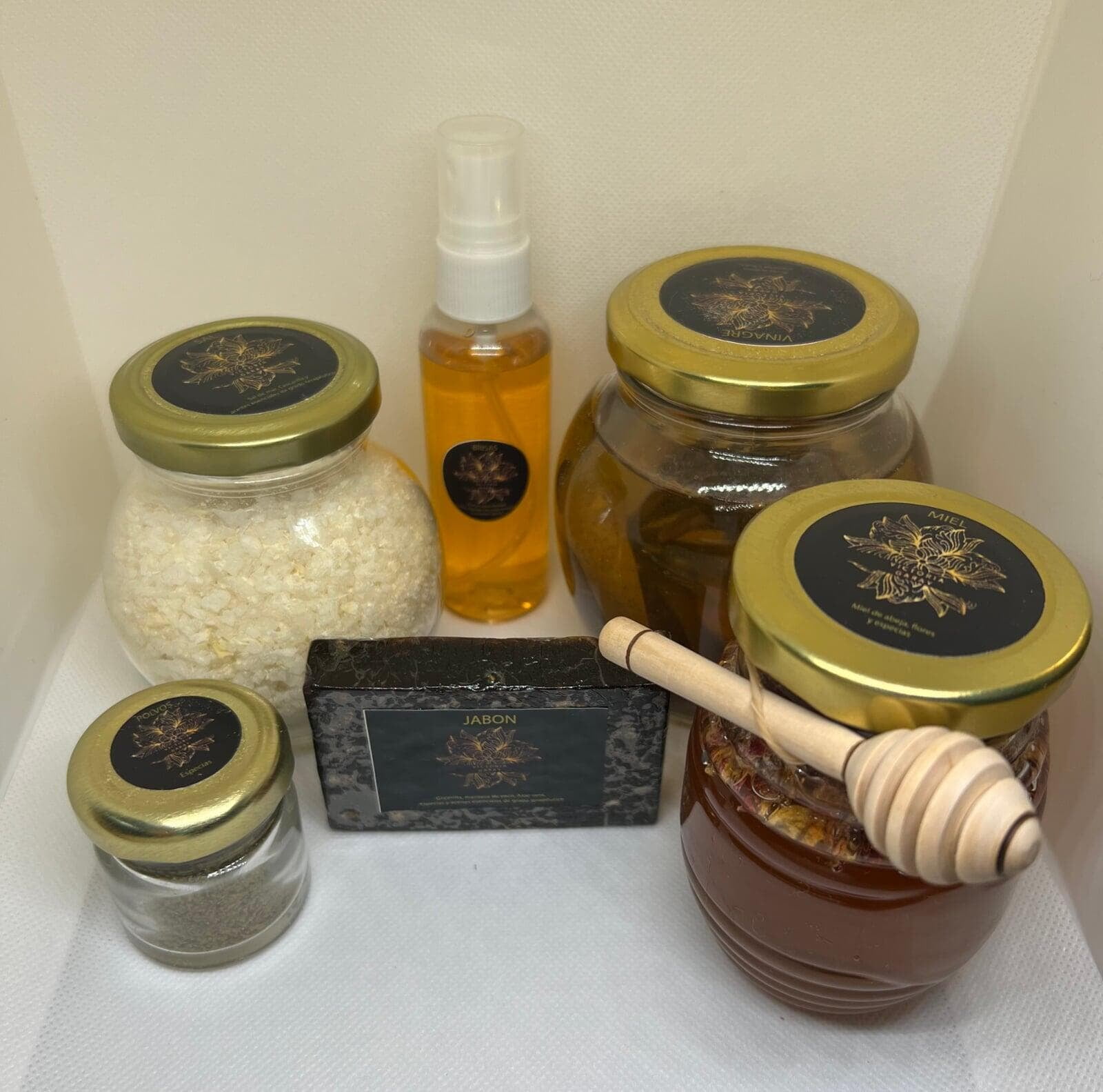 Beneficios:  	1.	Limpieza profunda: Elimina energías pesadas y negativas que afectan tu bienestar emocional, mental y físico. 	2.	Armonización energética: Restaura el equilibrio en tu aura y tu entorno, llenándolos de paz y claridad. 	3.	Herramientas mágicas y naturales: Cada elemento está cuidadosamente preparado para ayudarte a alcanzar un estado de bienestar y protección energética. 	4.	Fácil de usar: Incluye un instructivo práctico para realizar tu limpieza energética en casa. 	5.	Ritual completo: Ideal para un proceso de limpieza personal, rituales de inicio de mes o cualquier momento en el que necesites renovar tu energía.  Contenido del kit:  	•	Sal de Despojo (250 g): Limpieza profunda y protección energética. 	•	Vinagre de Limpieza (330 g): Purificación de espacios y energía personal. 	•	Miel Amorosa (196 g): Atracción de vibraciones positivas y amor propio. 	•	Brisa Áurica (60 ml): Para revitalizar y armonizar tu campo energético. 	•	Jabón de Limpieza: Ideal para baños energéticos. 	•	Polvos Mágicos: Potencia los rituales de limpieza y protección. 	•	Instructivo: Guía paso a paso para aprovechar al máximo tu kit.