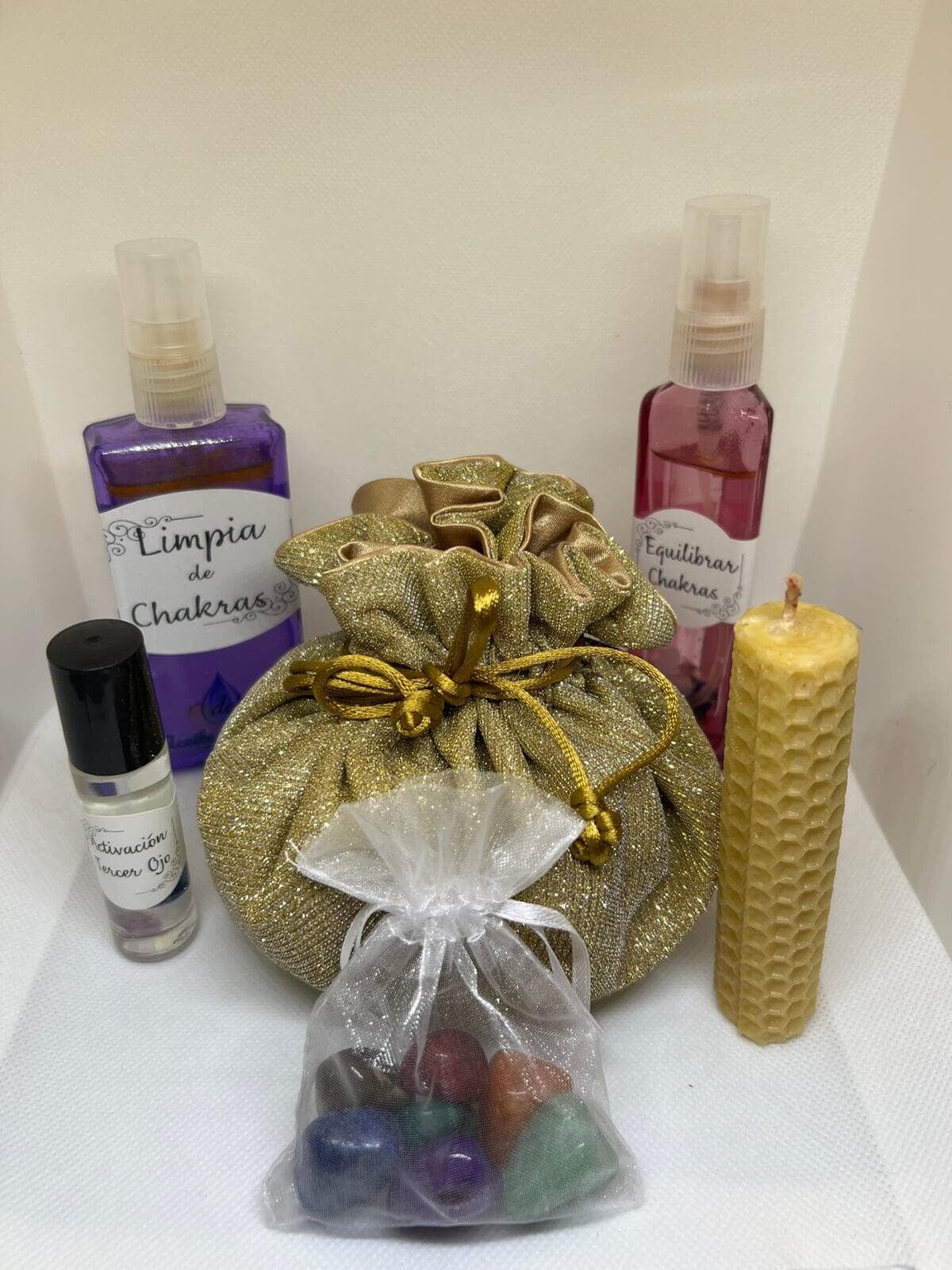 Beneficios destacados del kit:  1.Equilibrio integral: Cada producto está diseñado para alinear y desbloquear un chakra específico, mejorando su conexión con los órganos y sistemas correspondientes. 2.Limpieza energética: Ayuda a eliminar bloqueos y energías negativas que afectan tu bienestar físico y emocional. 3.Sanación holística: Promueve el flujo natural de energía, mejorando la salud, la claridad mental y el bienestar emocional. 4.Facilidad de uso: Incluye un instructivo detallado con pasos simples para aprovechar al máximo sus beneficios. 5.Conexión personal: Te ayuda a reconectar contigo mismo y a fortalecer tu poder interior.  Incluye:  •6 productos naturales creados específicamente para cada chakra. •Preparados con aceites esenciales puros para potenciar la energía de cada centro. •Enriquecidos con gemas cargadas energéticamente para amplificar su efecto. •Instructivo de uso: Una guía práctica que te acompaña en el proceso de equilibrio energético.