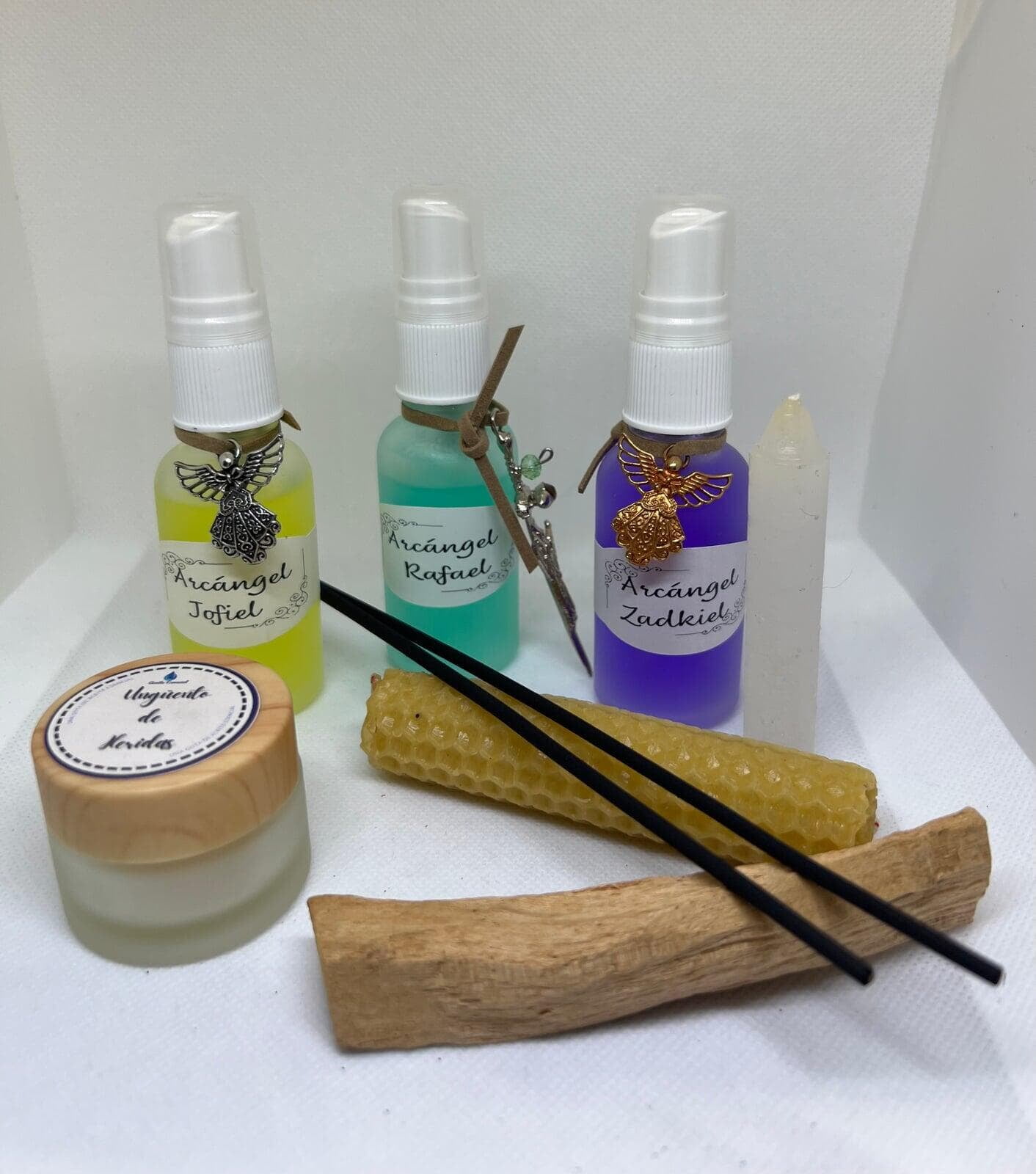 Beneficios del kit:  ✔️ Conecta con la energía angelical para recibir guía y protección. ✔️ Refuerza tus intenciones y manifestaciones con aromaterapia sagrada. ✔️ Elimina energías negativas y purifica tu espacio. ✔️ Fácil de usar en rituales diarios o meditaciones. ✔️ Hecho con aceites esenciales naturales y energéticamente activados.  ¿Qué incluye el kit?   3 productos angelicales: Entre ellos, selecciona 3 brisas áuricas angelicales adaptadas a tus necesidades energéticas.  Un palo santo, una vela de miel, incienso angelical y ungüento a escoger para el dolor o heridas.    Aceites esenciales: Mezclas cuidadosamente diseñadas para canalizar la energía divina.   Instructivo completo: Aprende a usar cada producto y sácale el máximo provecho para tus rituales o meditaciones.  Precio:    Valor del kit completo: $600