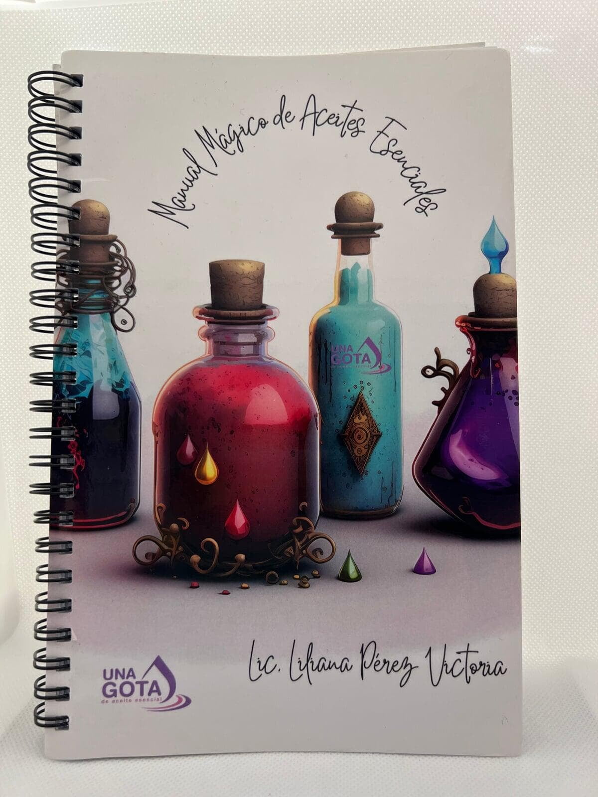 Este manual te enseñará cómo usar los aceites esenciales para: • Sanar tu energía y equilibrar tus emociones. •Potenciar rituales mágicos de amor, abundancia, protección y limpieza. • Mejorar tu bienestar físico, mental y espiritual.  Qué encontrarás en este manual?  ✔️ Propiedades mágicas y terapéuticas de más de 70 aceites esenciales. ✔️ Rituales guiados: Aprende a crear baños energéticos, brisas áuricas y saquitos mágicos. ✔️ Técnicas de limpieza y protección energética. ✔️ Fórmulas personalizadas para atraer amor, abundancia y paz interior. ✔️ Instrucciones detalladas para usar aceites en el hogar, cuerpo y espacio personal.  Beneficios de este manual:    Conexión energética: Aprende a trabajar con aceites para elevar tu vibración.   Bienestar completo: Incorpora prácticas simples para mejorar tu salud y energía.   Empoderamiento personal: Conviértete en el creador de tu propio bienestar mágico.   Uso fácil: Diseñado para que cualquier persona pueda comenzar a usar aceites esenciales de manera segura y efectiva.  Precio especial:    Valor del Manual Mágico: $280.00