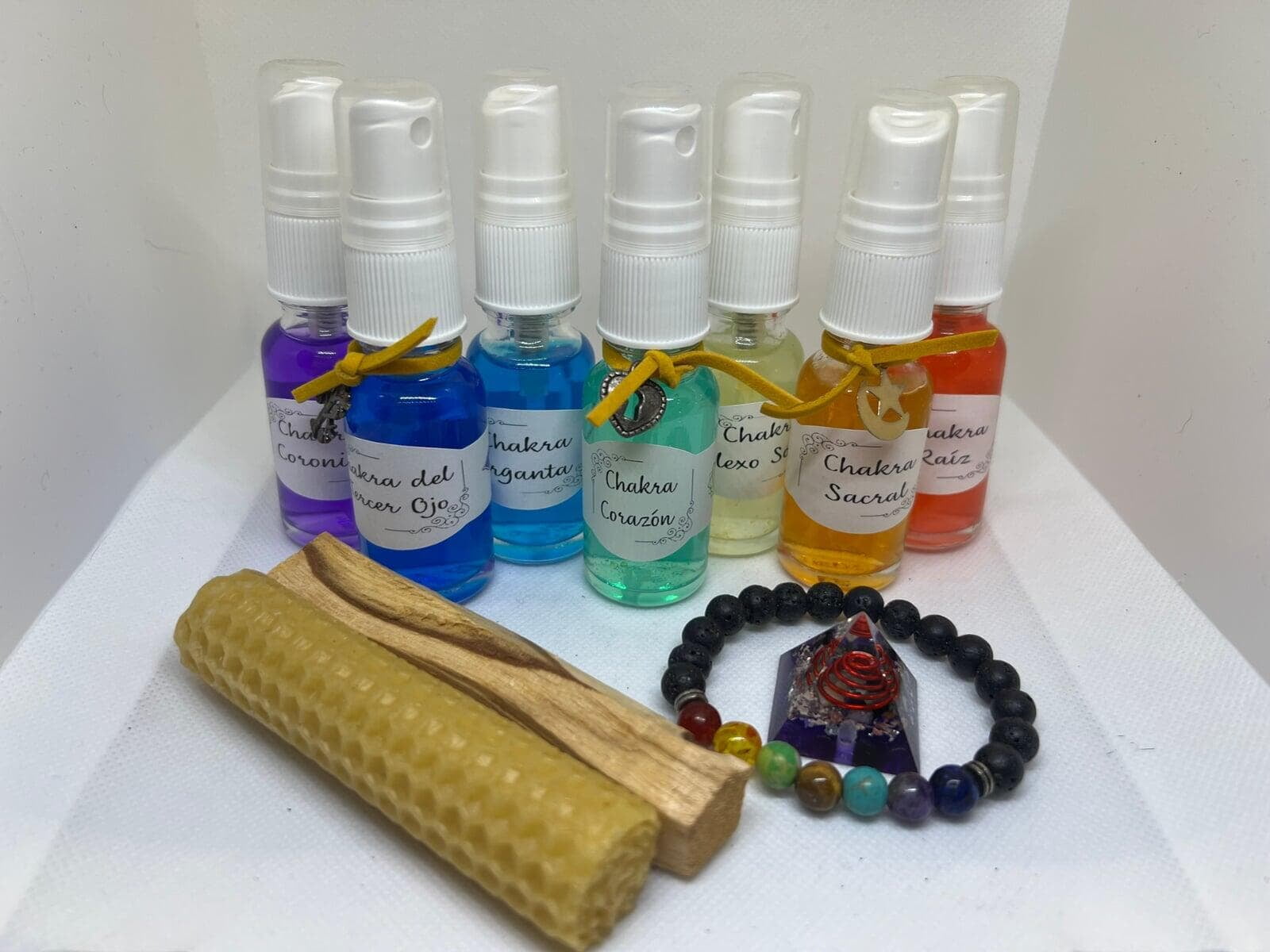 Beneficios del kit:  ✔️ Limpia y armoniza tu aura y chakras. ✔️ Promueve el equilibrio emocional y mental. ✔️ Alivia tensiones y bloqueos energéticos. ✔️ Fácil de usar en casa o donde lo necesites. ✔️ Elaborado con ingredientes 100% naturales y energías activadas.  ¿Qué incluye el kit?   7  brisas áuricas específicas: Una para cada chakra principal, una pulsera de chakras, un palo santo, una vela de miel y una orgonita.   Aceites esenciales: Más de 29 aceites esenciales de alta calidad, mezclados para maximizar sus beneficios energéticos.   Instructivo detallado: Aprende cómo y cuándo usar cada brisa para obtener resultados inmediatos.  