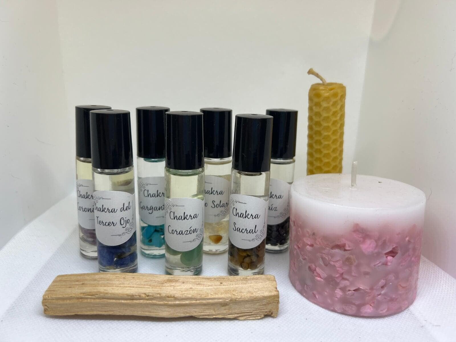Beneficios del kit:  ✔️ Armoniza tu energía interna. ✔️ Mejora tu bienestar físico y emocional. ✔️ Facilita la conexión con tu yo interior. ✔️ Práctico y fácil de usar en cualquier momento del día. ✔️ Elaborado con ingredientes 100% naturales y energéticamente activados.  ¿Qué incluye el kit?  7 roll-ons específicos: Uno para cada chakra (raíz, sacro, plexo solar, corazón, garganta, tercer ojo y corona, vela de miel, vela para intencional y un palo santo.   Aceites esenciales: Una combinación .   Gemas activadas: Cuarzos y piedras energéticas que potencian el equilibrio de cada chakra.   Instructivo detallado: Aprende cómo y cuándo usar cada roll-on para obtener el máximo beneficio.  Precio:    Valor del kit completo: $800 