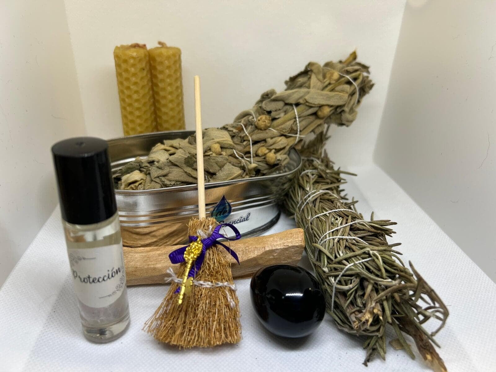  ¿Por qué necesitas este kit?  ✔️ Renueva tu energía: Libérate de cargas negativas. ✔️ Protección energética: Atrae bienestar y bloquea lo negativo. ✔️ Armonía y equilibrio: Reconéctate con tu energía personal. ✔️ Personalización: Elige la piedra que mejor se adapte a tus necesidades: 	•	Piedra lunar: Calma, equilibrio y conexión emocional. 	•	Piedra de obsidiana: Protección, fuerza y transformación.  Precio:   Con piedra lunar: $450   Con piedra de obsidiana: $500  Incluye un instructivo detallado para guiarte en cada paso del proceso y aprovechar al máximo tu limpieza energética.